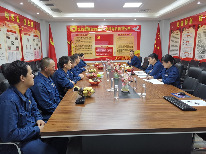 7月30日下午，軋鋼廠黨委組織召開(kāi)“‘慶八一’學(xué)黨史  扛死肩   共奮進(jìn)”復(fù)轉(zhuǎn)軍人座談會(huì)